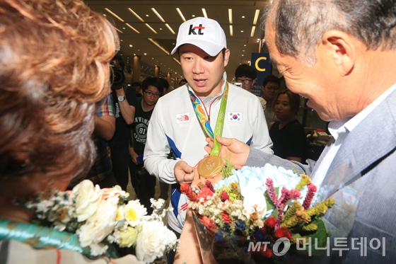 [사진]올림픽 3연패 진종오, '부모님께 제일 먼저 자랑하고 싶었습니다'