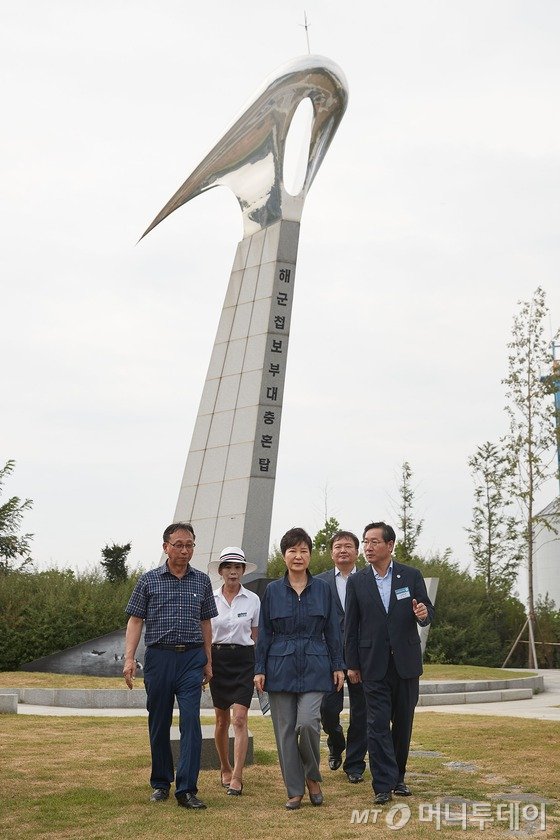 박근혜 대통령이 18일 오후 인천 월미공원 해군첩보부대 충혼탑을 돌아본 후 나오고 있다. (청와대 제공) 2016.8.18/뉴스1