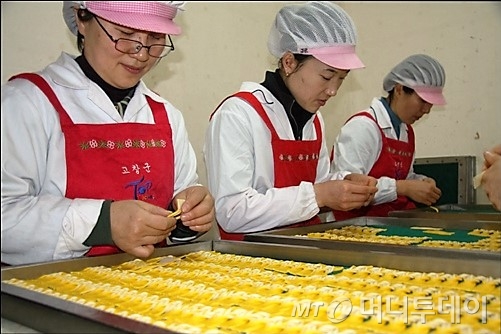 매화나무에 참새가 앉은 모양이라는 '매작과'를 빚고 있는 사임당푸드 직원들 /사진제공=사임당푸드