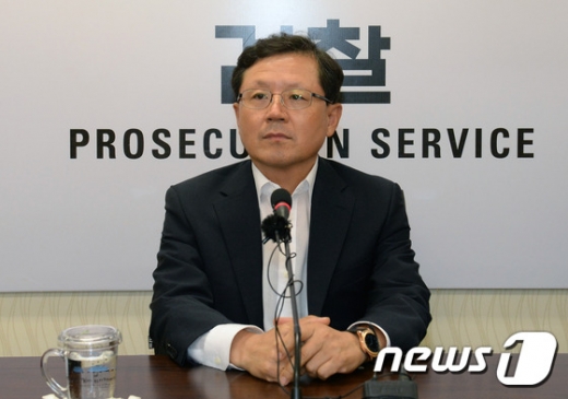 '우병우 이석수 의혹' 특별수사팀장을 맡은 윤갑근 대구고검장이 24일 오후 서울 서초동 서울중앙지검에서 기자들과 티타임을 하고 있다. 2016.8.24/뉴스1 © News1 최현규 기자
