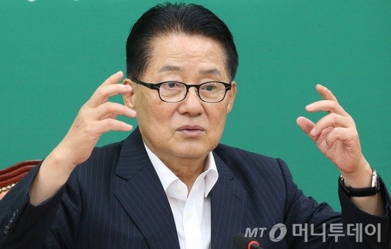  박지원 국민의당 비상대책위원장이 24일 오후 서울 여의도 국회에서 추경관련 긴급 기자간담회를 열고 입장을 밝히고 있다.박 위원장은 이날 표류하고 있는 추가경정예산안과 관련해 "국회 예산결산심의특별위원회를 소집해 추경안 심의와 청문회 증인채택을 병행, 일괄타결 하자는 우리의 제안을 새누리당과 더민주가 받아들여 이번 주말 예결위를 끝마치고 내주 초에 추경안을 통과시키기를 간곡히 호소한다"고 말했다. 2016.8.24/뉴스1 2016.8.24/뉴스1  