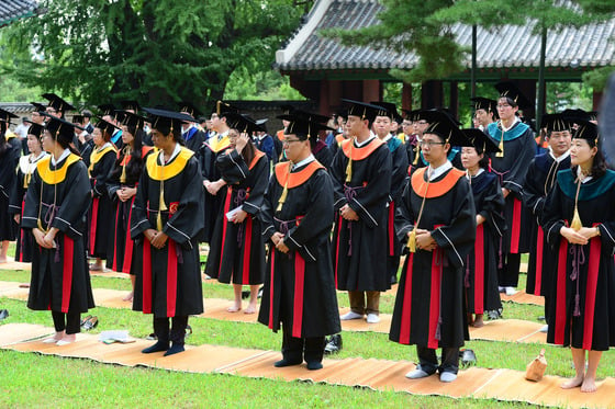  25일 서울 종로구 명륜동 성균관대학교 명륜당에서 열린 2015학년도 후기 학위수여식을 알리는 고유례(告由禮)에서 졸업생들이 졸업사를 듣고 있다. /사진=뉴스1 