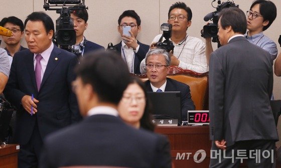  유성엽 국회 교문위원장과 새누리당 염동열, 더불어민주당 도종환 간사가 31일 서울 여의도 국회 교육문화체육관광위원회 전체회의에서 열린 조윤선 문화체육관광부 장관 후보자 인사청문회에서 대화를 마치고 자리로 돌아가고 있다. 이날 열린 인사청문회는 추경안 처리를 둘러싼 여야의 충돌로 고성만 오가다 결국 파행했다. 2016.8.30/뉴스1  