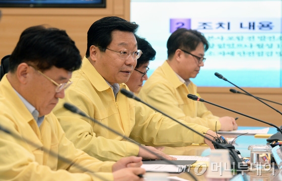  주형환 산업통상자원부 장관이 18일 오전 서울 여의도 한국전력 남서울본부에서 열린 '지진 후속조치 점검회의'에서 모두발언을 하고 있다. / 사진=뉴스1