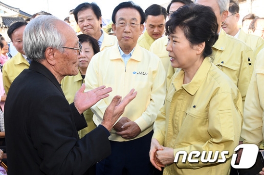 박근혜 대통령이 20일 강진피해 지역인 경북 경주시 황남동 한옥 밀집 지역을 찾아 주민들로부터 당시 상황에 대한 설명 듣고 있다. /사진=뉴스1