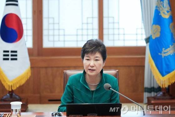  박근혜 대통령이 22일 청와대에서 열린 수석비서관 회의를 주재하고 있다./ 사진=뉴스1