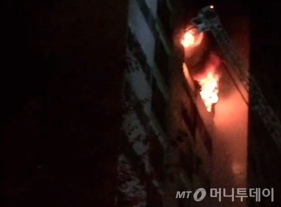 24일 오전 서울 도봉구 쌍문동 한 아파트에서 불이나 일가족 3명이 숨지는 등 사상자 20명이 발생했다./ 사진=독자제공