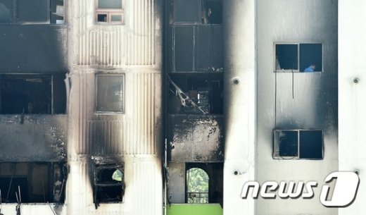 [사진]쌍문동 화재 '시커먼 그을음'