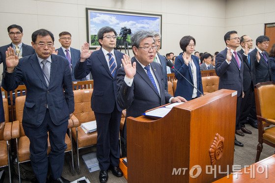  고윤화 기상청장을 비롯한 산하기관장들이 30일 서울 여의도 국회에서 열린 국회 환경노동위원회의 기상청 등에 대한 2016 국정감사에 출석해 증인선서를 하고 있다. 2016.9.30/뉴스1  