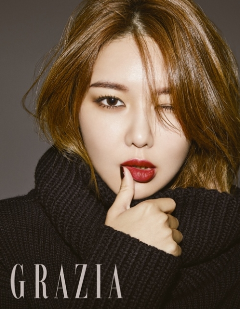 수영, 분위기 있는 딥 레드 메이크업…입술 만지며 '섹시' - 머니투데이