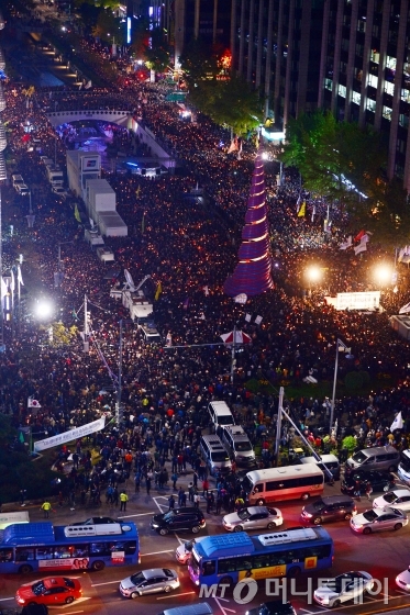 29일 저녁 서울 청계광장에서 열린 촛불집회에서 시민들이 '최순실 파문'에 대한 진상규명과 책임자 처벌 등을 요구하고 있다./사진=이기범 기자