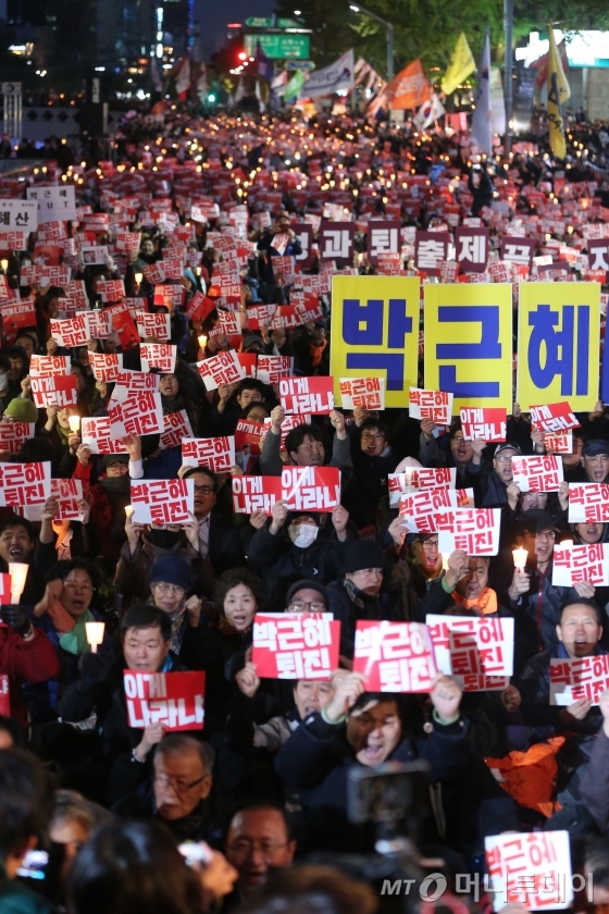 지난달 29일 서울 종로구 청계광장에서 '비선실세' 최순실씨 국정농단 파문에 대한 진상규명과 박근혜 대통령 퇴진을 요구하는 첫 주말 대규모 촛불집회가 열렸다. /사진=이기범 기자