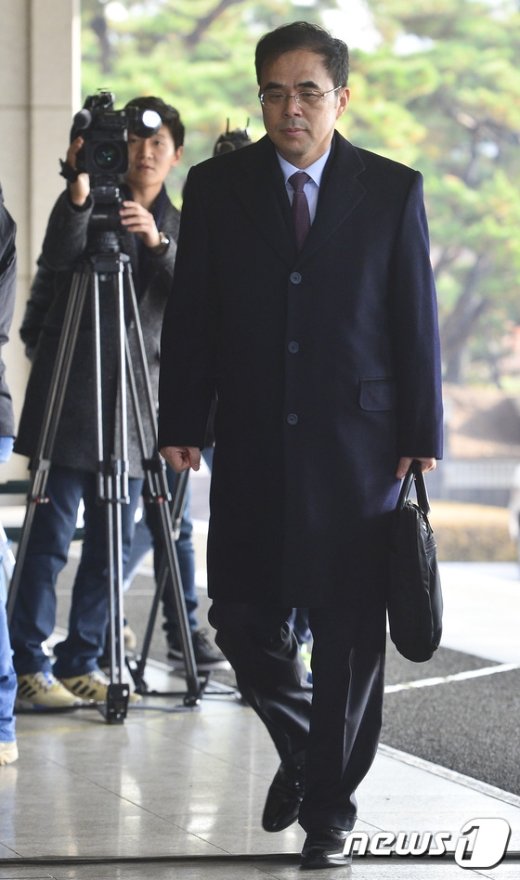 [사진]검찰 출석하는 김종 전 차관