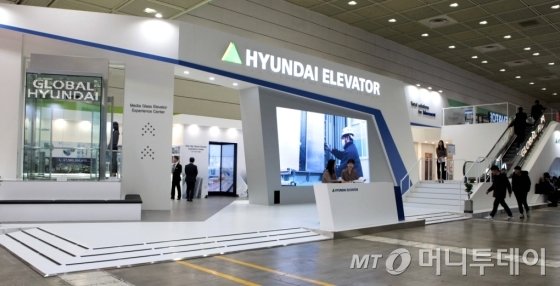 현대엘리베이터가 17~19일 서울 코엑스에서 열리는 2016 한국국제승강기EXPO에서 참가 기업 중 최대 규모 전시관을 운영한다. 현대엘리베이터가 이번 전시에서 선보인 세계 최초 LED 글래스 적용 누드 엘리베이터. /사진=현대엘리베이터