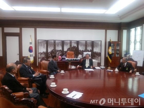 한국기독교교회협의회(NCCK) 비상시국대책회의가 지난 15일 대표단을 구성해 정세균 국회의장(오른쪽 끝에서 두 번째)과 면담했다. /사진제공=NCCK