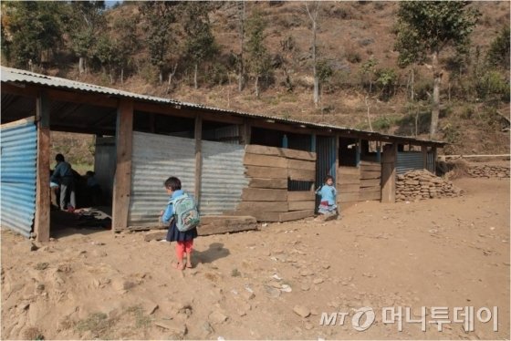 인터넷 서점 알라딘이 네팔에서 지진으로 무너진 고등학교 재건사업을 후원한다. /사진제공=알라딘