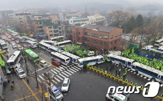[사진]경찰병력으로 가득찬 청운동 주민센터 앞 거리