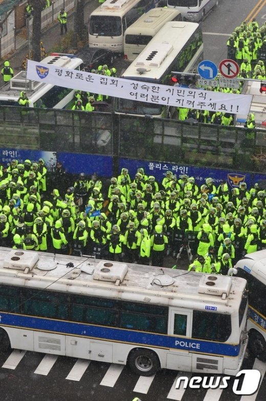 [사진]청와대 200m 앞 막아선 경찰, '평화로운 집회' 당부