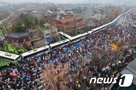 [사진]청와대 앞 200m 거리 점령한 시민들