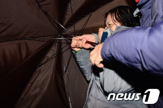 [사진]우산 속으로 숨은 최순득