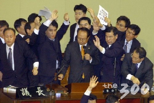 2004년 3월 12일 박관용 국회의장이 노무현대통령의 탄핵안 가결을 선포하고 있다./사진=뉴시스