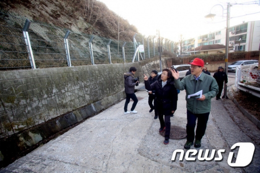 [사진]산사태 대비 현장 점검하는 신연희 구청장