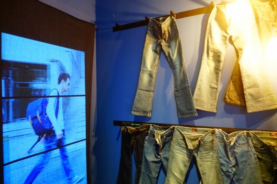 푸른색(靑) 전시실 한쪽 벽면에 전시된 청바지와 청바지를 입은 외국인의 영상. /사진=김유진 기자