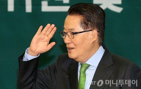 박지원 국민의당 원내대표가 16일 오전 서울 여의도 국회 의원회관에서 열린 의원-비대위원 연석회의에서 의원들과 인사를 하고 있다. 2016.12.16/뉴스1 <저작권자 © 뉴스1코리아, 무단전재 및 재배포 금지>