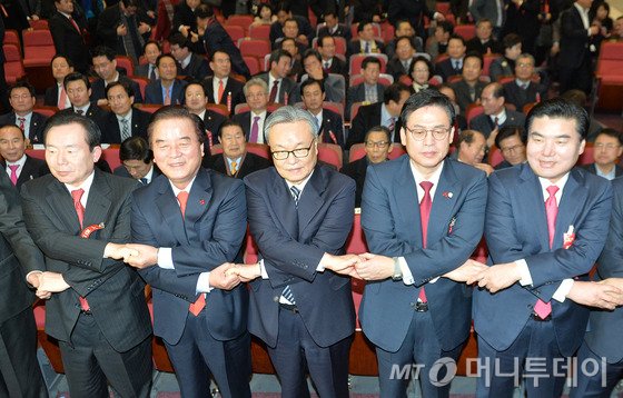  인명진 새누리당 신임 비대위원장이 29일 오후 서울 여의도 국회 의원회관에서 열린 제6차 전국위원회에서 비대위원장 추인 후 참석자들과 기념촬영을 하고 있다. 왼쪽부터 이인제 전 의원, 정갑윤 전국위원회 의장, 인명진 비대위원장, 정우택 원내대표, 원유철 의원. 2016.12.29/뉴스1  