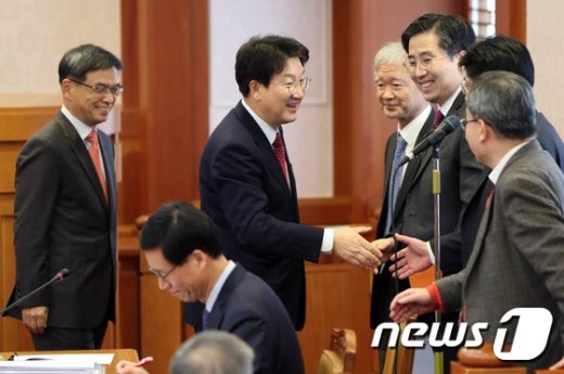 [사진]박대통령측 변호인단과 웃으며 인사하는 탄핵소추위원장