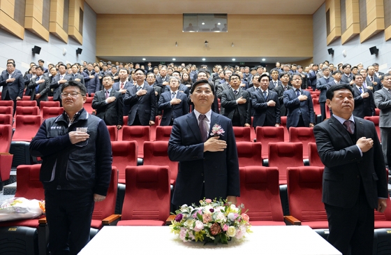 김규옥 제12대 기술보증기금 이사장(가운데)이 16일 부산 본사에서 임직원들이 참석한 가운데 공식 취임했다. / 사진제공=기술보증기금