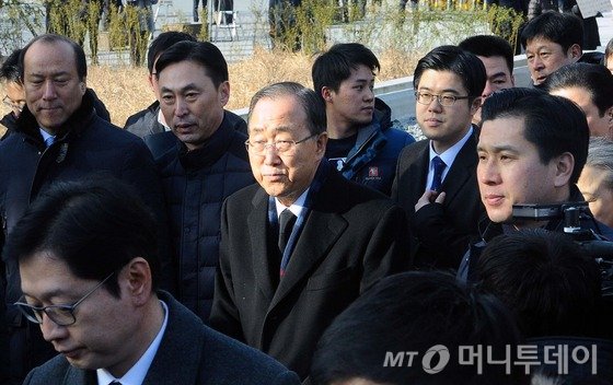  반기문 전 유엔사무총장이 지난 17일 오전 경남 김해 봉하마을 고 노무현 전 대통령 묘역을 참배하기 위해 이동하고 있다./사진=뉴스1  <저작권자 © 뉴스1코리아, 무단전재 및 재배포 금지>