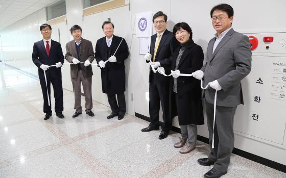 (왼쪽부터) 백중환 기획처장, 윤문길 항공경영대학장, 김인배 벤처기업협회 부회장, 이강웅 총장, 정선이 前 두원공과대학교 교수, 김열 사무처장