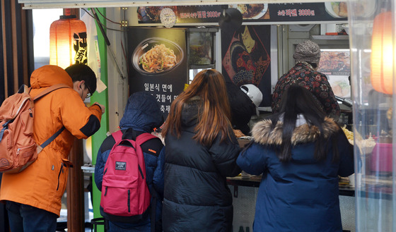 설 연휴를 이틀 앞둔 25일 서울 동작구 노량진에서 수험생 등 '혼밥족'이 컵밥으로 점심 식사를 해결하고 있다./ 사진제공=뉴스1