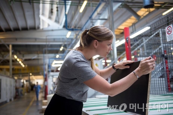 이케아 코리아, '폐목재+페트병'으로 만든 주방가구 도어 출시