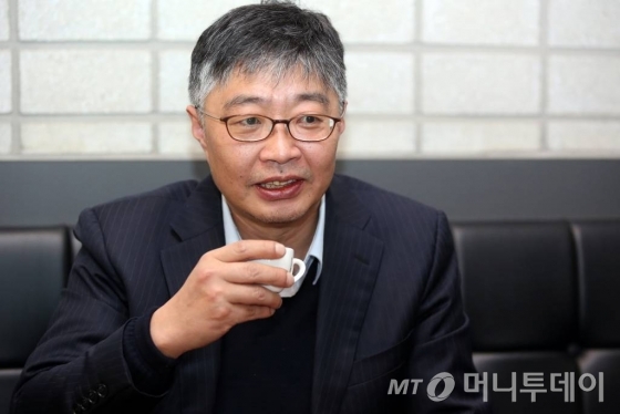 우석훈 경제학 박사(50)는 자신의 현재 직업을 '전업 육아 아빠'라고 소개한다./ 사진=임성균 기자