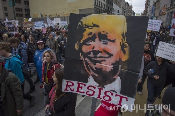  18일 (현지시간) 캘리포니아 주 로스앤젤레스에서 시위대들이 도널드 트럼프 대통령의 이민정책을 반대하며 “이민자들이 미국을 위대하게 만든다” 행진을 하고 있다.   &copy; AFP=뉴스1  &lt;저작권자 &copy; 뉴스1코리아, 무단전재 및 재배포 금지&gt;