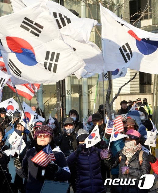 [사진]대통령 탄핵 무효 촉구하는 보수단체 회원들