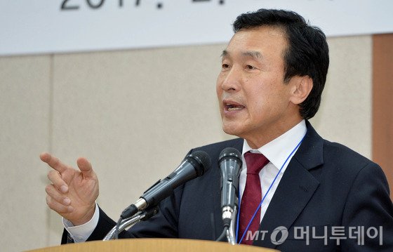 국민의당에 입당한 손학규 전 국민주권개혁회의 의장이 24일 오후 충남 천안시 상록리조트에서 열린  ‘국회의원 및 전국 지역위원장 합동연수’에서 인사말을 하고 있다. 2017.2.24/사진=뉴스1