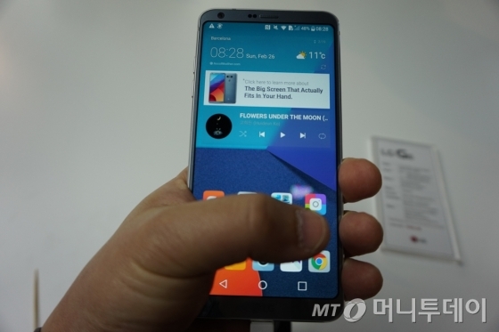 LG G6. 5.7인치 대화면에도 불구하고 한 손 조작이 가능하다. /사진= 이하늘 기자