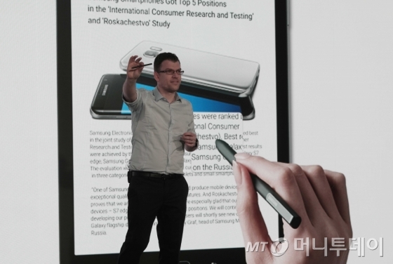 삼성전자 유럽제품 포트폴리오 담당 마크 노튼(Mark Notton)이 갤럭시 탭S3를 소개하고 있다. /사진제공= 삼성전자