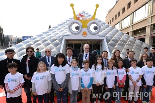 개관식을 마친 후 귀빈들과 한국 봉동초등학교, 스페인 어린이들이 기념 촬영을 하고 있다.