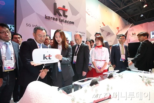 [사진]황창규 KT회장, MWC KT 전시관 방문…5G·VR·IoT 체험