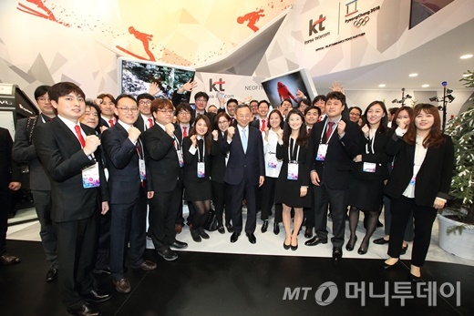 [사진]황창규 KT회장, MWC KT 전시관 방문…5G·VR·IoT 체험