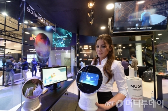 전문모델이 MWC 2017 SK텔레콤 전시 부스에서 차세대 AI 로봇을 소개하고 있는 모습/사진제공=SK텔레콤