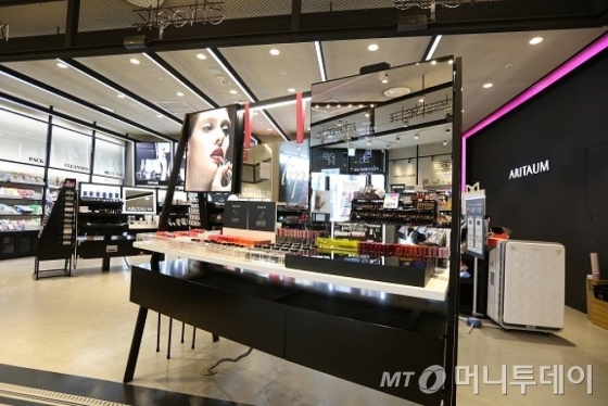 중국의 사드 보복 강화에 따른 한국행 여행상품 판매 금지 소식에 화장품 업종 주가가 일제히 하락하고 있다./사진제공=아모레퍼시픽