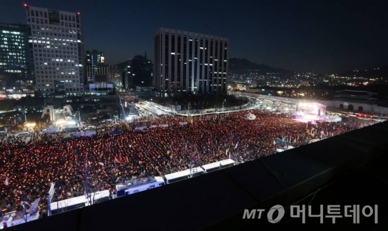 지난 4일 서울 광화문광장에서 박근혜 퇴진을 요구하는 19차 촛불집회가 열렸다. /사진=임성균 기자