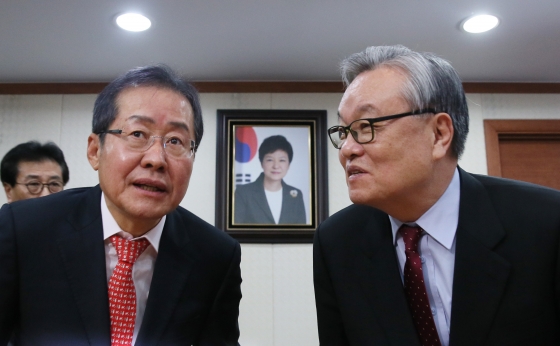  인명진 자유한국당 비상대책위원장과 홍준표 경남지사가 9일 서울 여의도 당사에서 회동을 하고 있다./사진=뉴스1