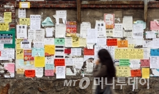 신학기 서울의 한 대학가에 원룸, 옥탑방 등 자취방을 구하는 학생들을 상대로 한 벽보가 빼곡하게 붙어있다. @머니투데이 DB.