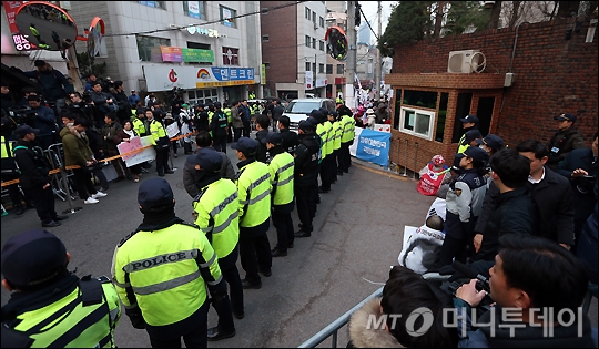 [사진]긴장감 가득한 박 전 대통령 자택